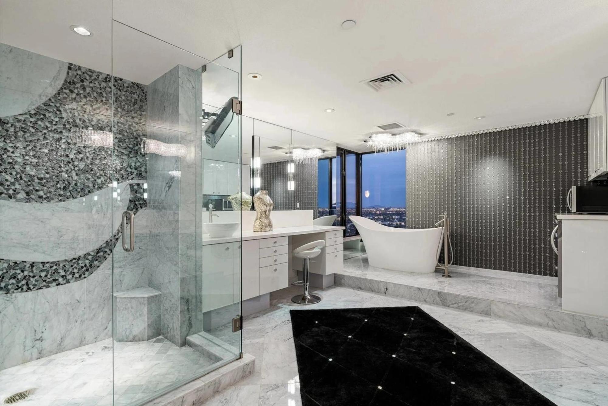 Step Inside And Rise Above The Skyline Apartment *